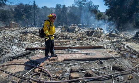 Homes destroyed near Lake Elsinore as massive。